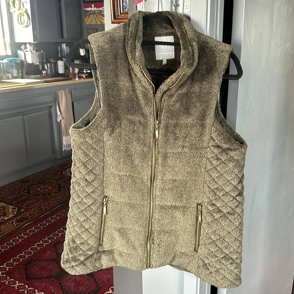 XL Lemon Tart quilted Vest in a gorgeous army green color. Super cozy & cozy EUC - Picture 9 of 12